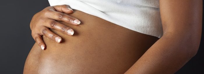 femme-enceinte-noire